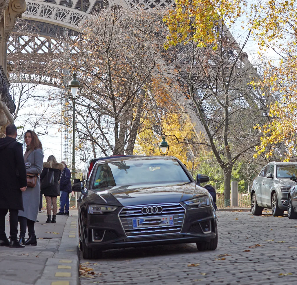 Auto parkt vor dem Eifelturm