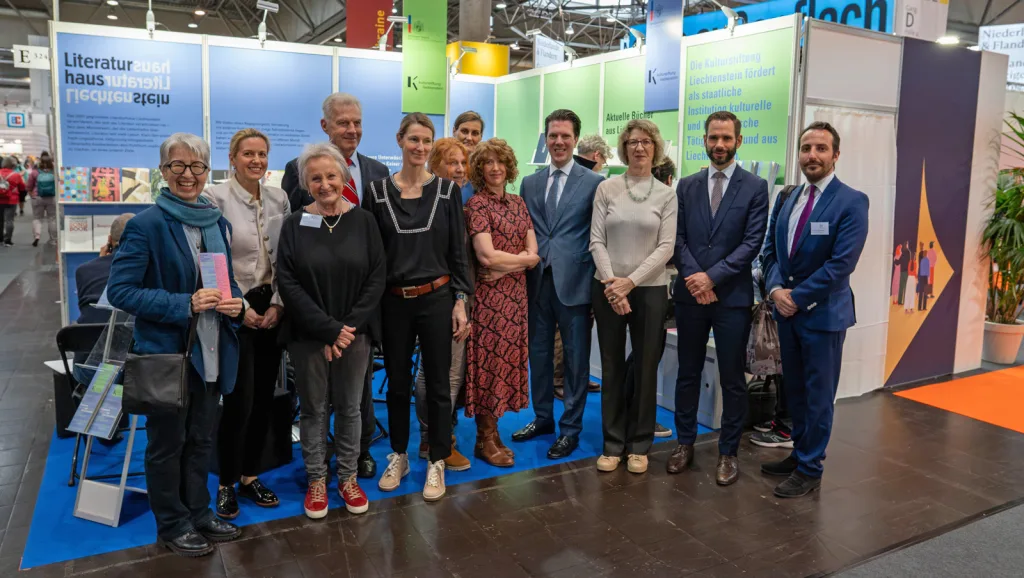 Regierungsrat Manuel Frick und seine Delegation mit dem Team des Liechtenstein-Stands an der Leipziger Buchmesse sowie Autorin Rachel Lumsden, Nicole Spiekermann und Corinne Schatz.