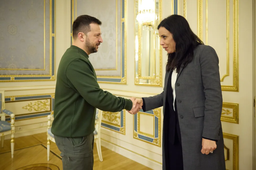 Präsident Volodymyr Zelensky begrüsst Aussenministerin Dominique Hasler in Kiew.