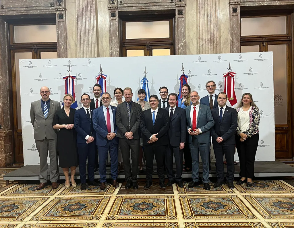 Das EFTA-Parlamentarierkomitee beim Treffen mit Vertretern des a