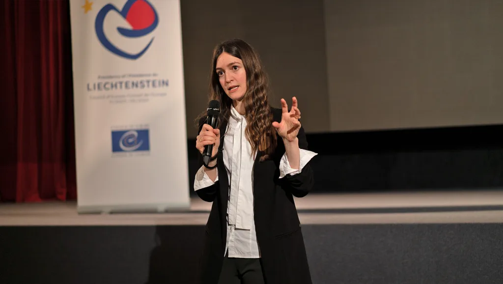 Dr. Julia Ebner - «Radikalisierung als Massenphänomen»