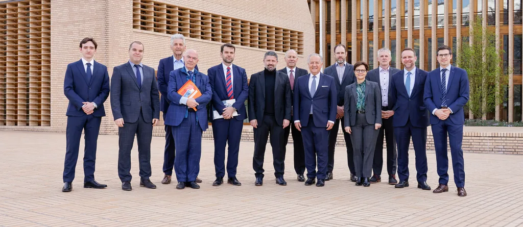 Die parlamentarischen Delegationen Frankreichs und Liechtensteins beim Gruppenbild vor dem Landtag in Vaduz.