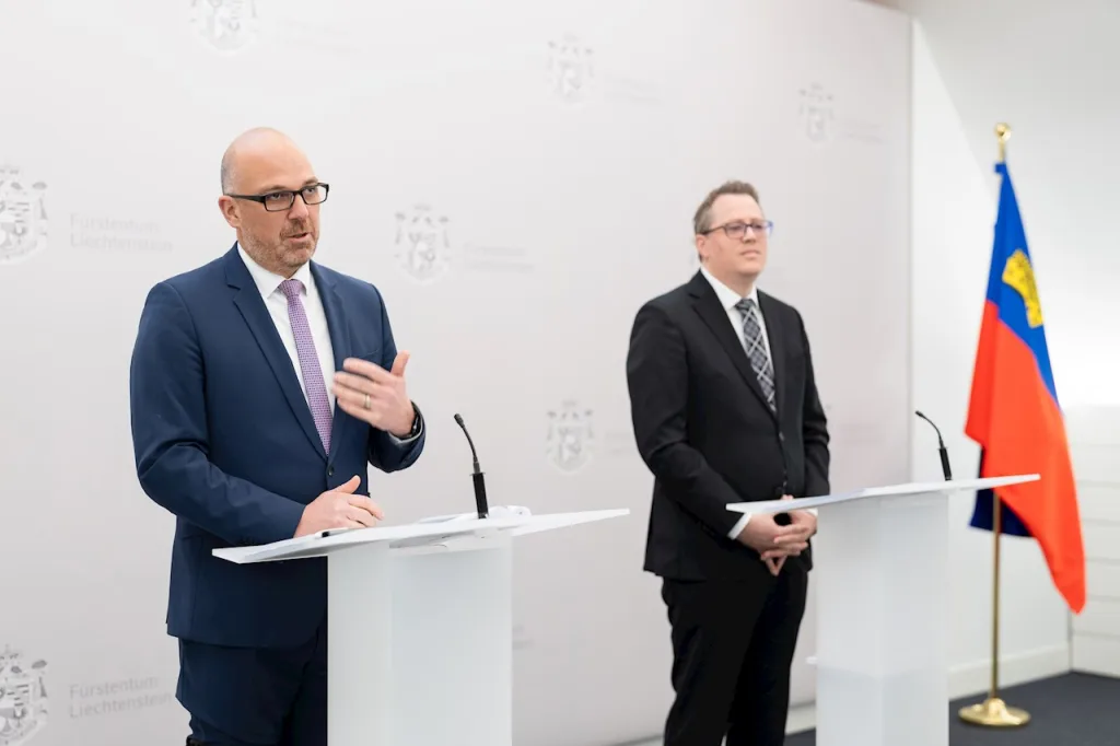 Regierungschef Daniel Risch und Andreas Gritsch, Leiter Amt für Finanzen stellen die Landesrechnung 2023 vor.