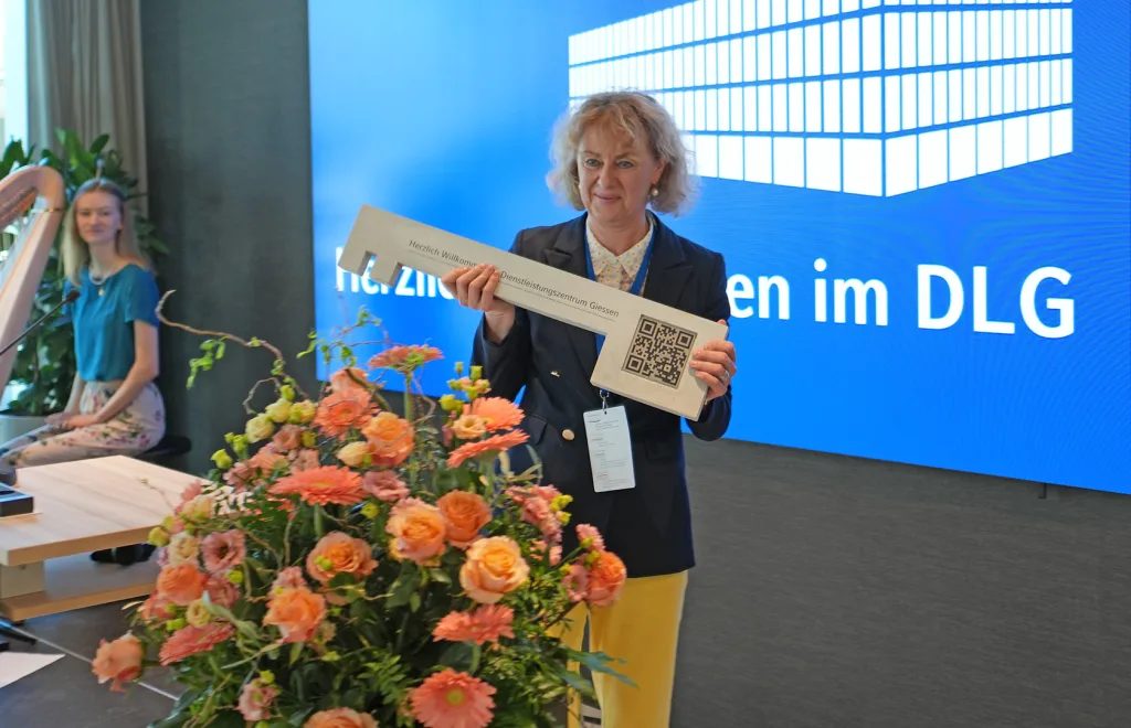 Regierungsrätin Marok-Wachter erhält den Schlüssel zum DLZ