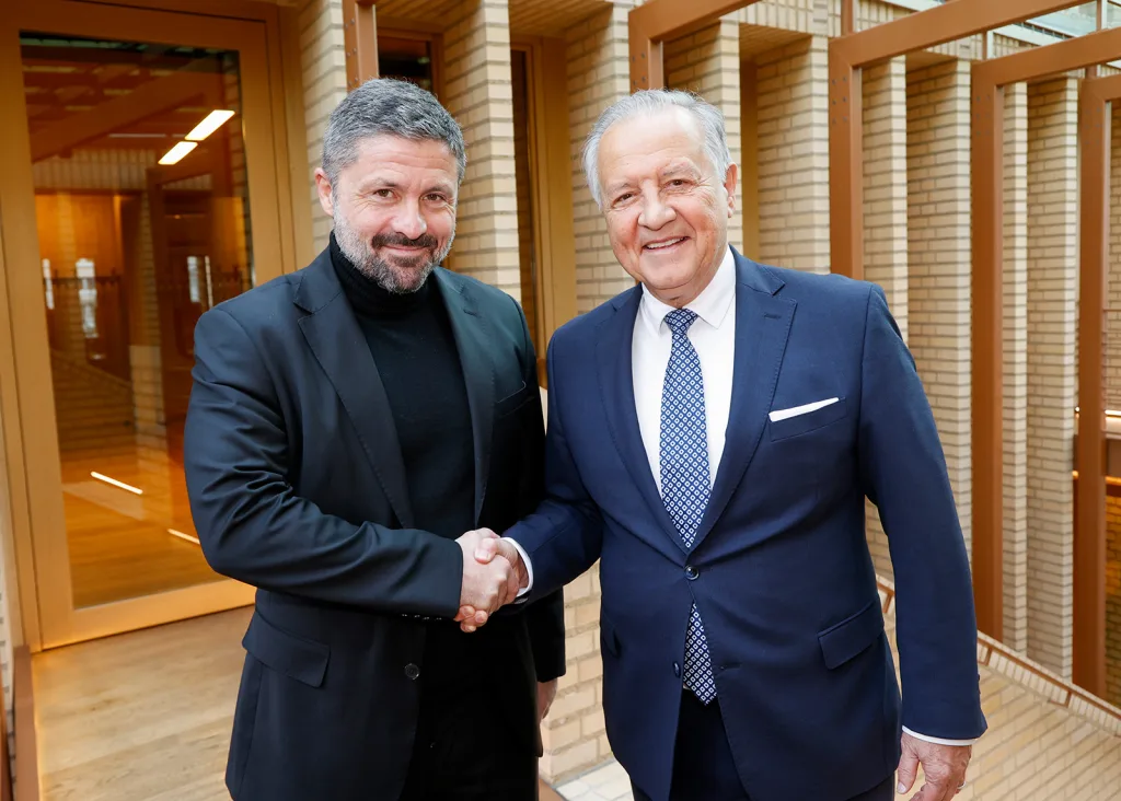 : Der französischen Delegationsvorsitzende Jean-Félix Acquaviva (links) wird von Landtagspräsident Albert Frick begrüsst.