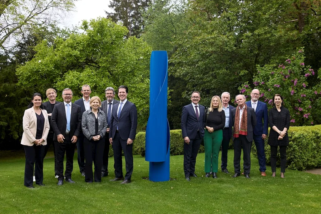 Regierungsrat Manuel Frick mit weiteren Gästen bei der Einweihung der Skulptur "Pilage C65" von Gottfried Honegger im Garten der Liechtensteinischen Botschaft in Bern.