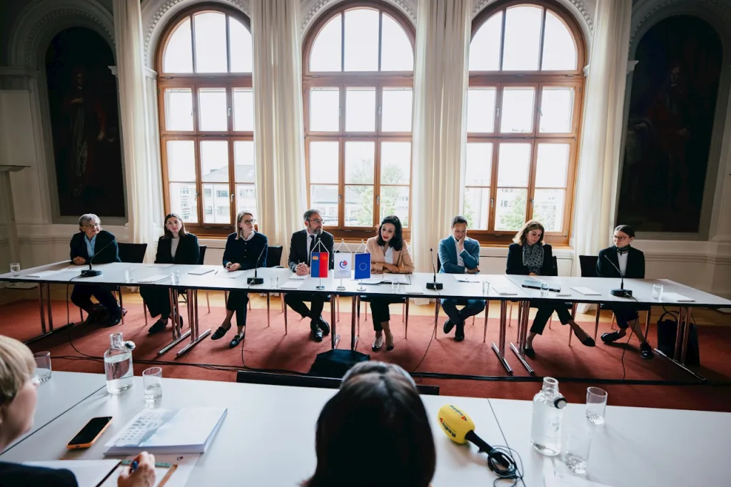 Rückblick zum Vorsitz im Ministerkomitee des Europarates mit dem "Kernteam": Elvira Schoch, Liechtensteinisches Gymnasium, Naomi Lind, Ständige Vertretung Strassburg, Helen Lorez-Schweig, Stv. des Botschafters, Ständige Vertretung Strassburg, Domenik Wanger, Botschafter, Ständiger Vertreter Liechtensteins beim Europarat, Regierungsrätin Dominique Hasler, Martin Frick, Leiter Amt für Auswärtige Angelegenheiten, Nicole Schmid, Stv. Generalsekretärin Ministerium für Äusseres, Bildung und Sport und Sarah Nigg, Ständige Vertretung Strassburg.