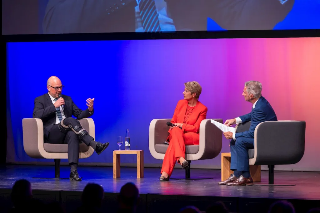 Liechtensteins Regierungschef Daniel Risch und die Schweizer Bundesrätin Karin Keller-Sutter diskutierten unter der Leitung von Moderator Reto Lipp über die Positionierung ihrer Finanzplätze