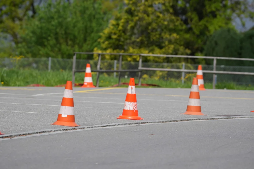 Pylonen an der Strasse