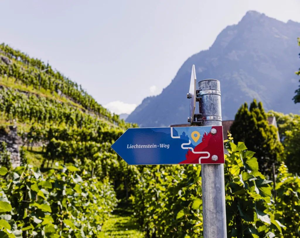Liechtenstein Wegweiser in Balzers
