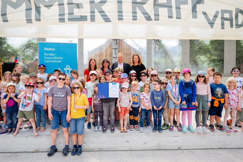 Beim Kinderfest in Vaduz überreichten Vizepräsident Dr. Klaus Tschütscher und Alissa Brenn von UNICEF Schweiz und Liechtenstein das Zertifikat „Kinderfreundliche Gemeinde“