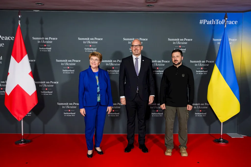 Die Schweizer Bundespräsidentin Viola Amherd, Regierungschef Daniel Risch und der Ukrainische Präsident Volodymyr Zelenskyy an der Ukraine Friedenskonferenz