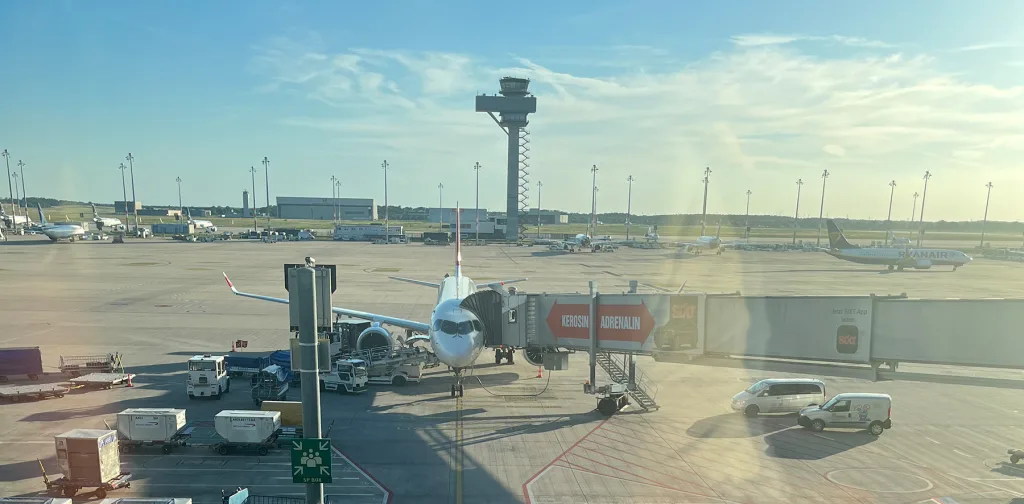 Flug LX971 wartet mit zwei Stunden Verspätung.