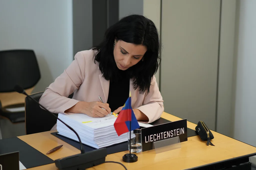 Dominique Hasler unterschreibt EFTA-Chile Freihandelsabkommen