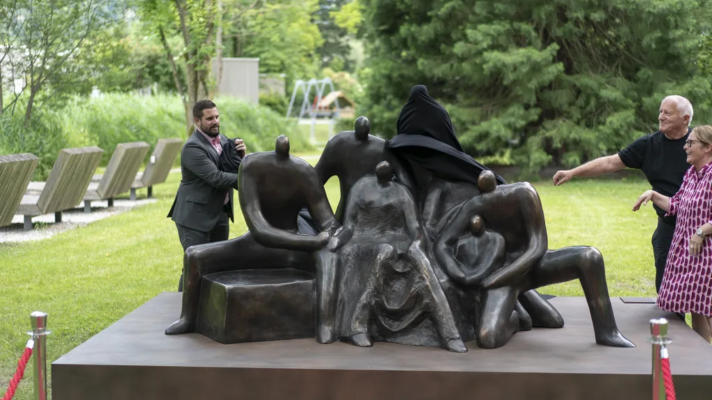 Vizebürgermeister Florian Meier enthült Skulptur "Wir"