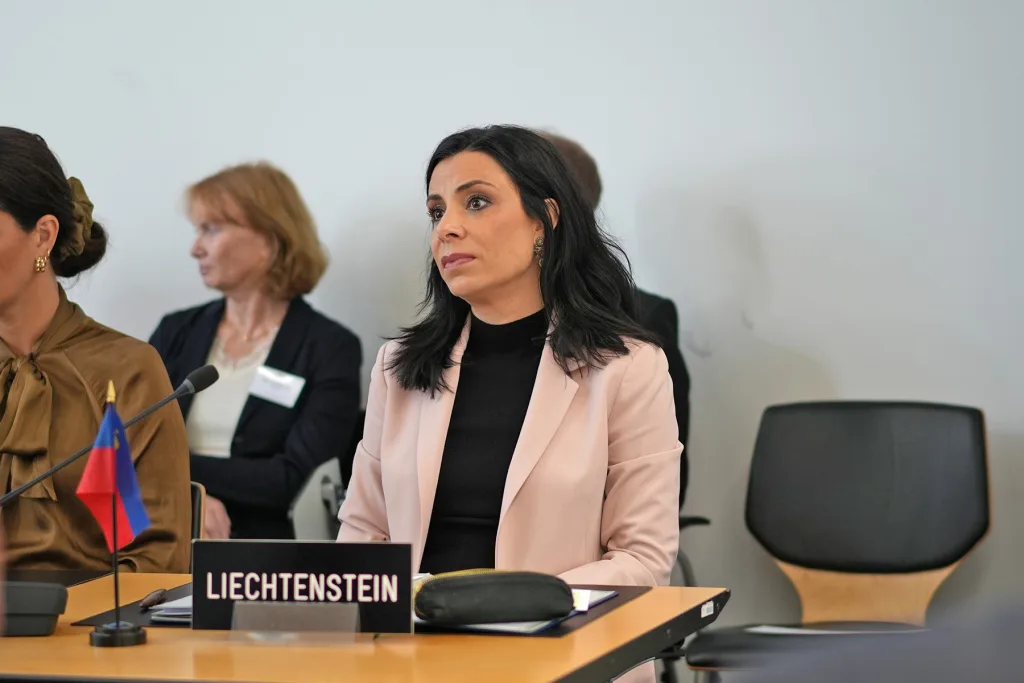 Dominique Hasler unterschreibt EFTA-Chile Freihandelsabkommen