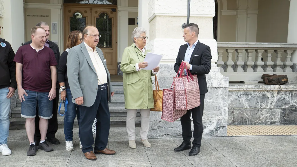 Referendum gegen IWF-Beitritt übergibt Unterschriften