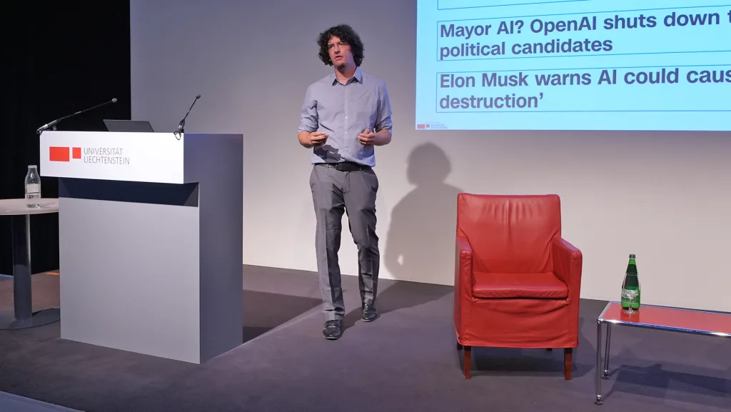 Johannes Schneider an der Universität Liechtenstein