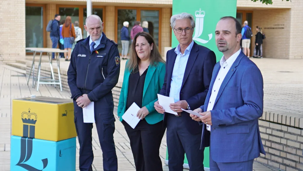 Gino Blumenthal (Landespolizei), Kerstin Künzle (Liechtenstein Marketing), Karl Malin (Vorsteher Gemeinde Balzers), Mathias Ulrich (Liechtenstein Marketing) bei der Präsentation des Programms für den Staatsfeiertag 2024 | Foto: Gregor Mier