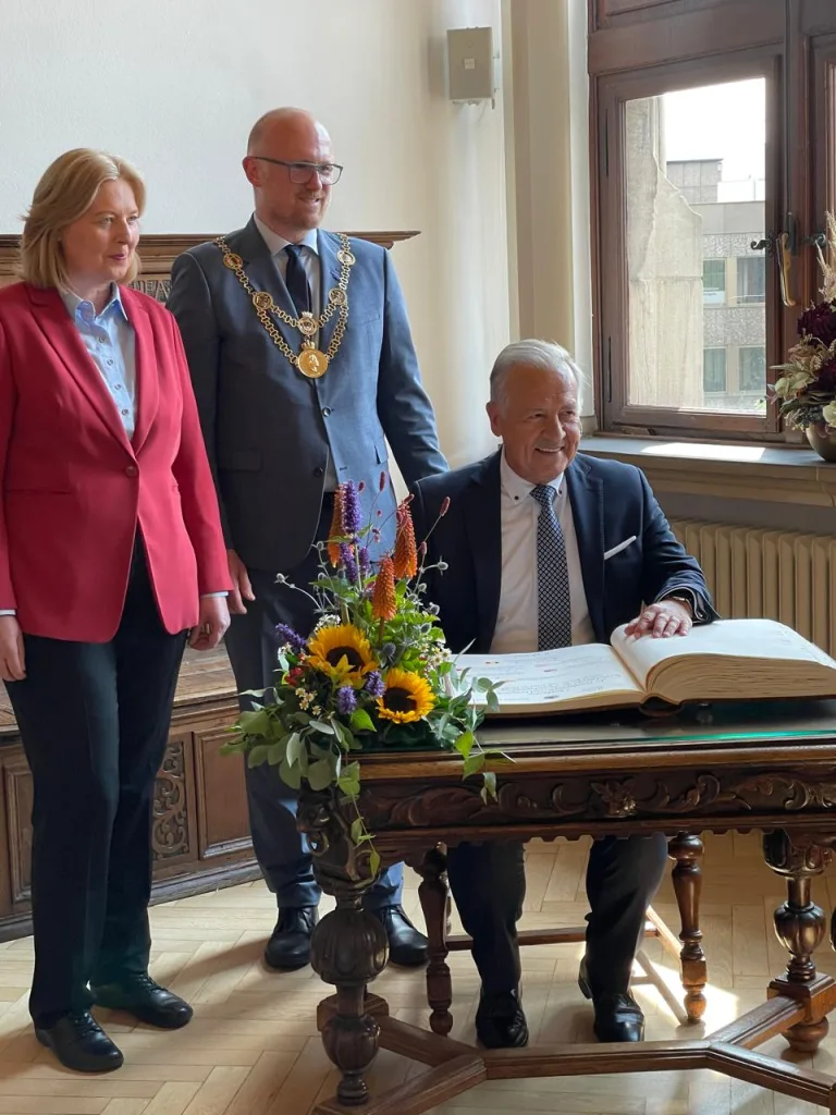 Bundestagspräsidentin Bärbel Bas und Duisburgs Oberbürgermeister Sören Link mit Landtagspräsident Albert Frick.