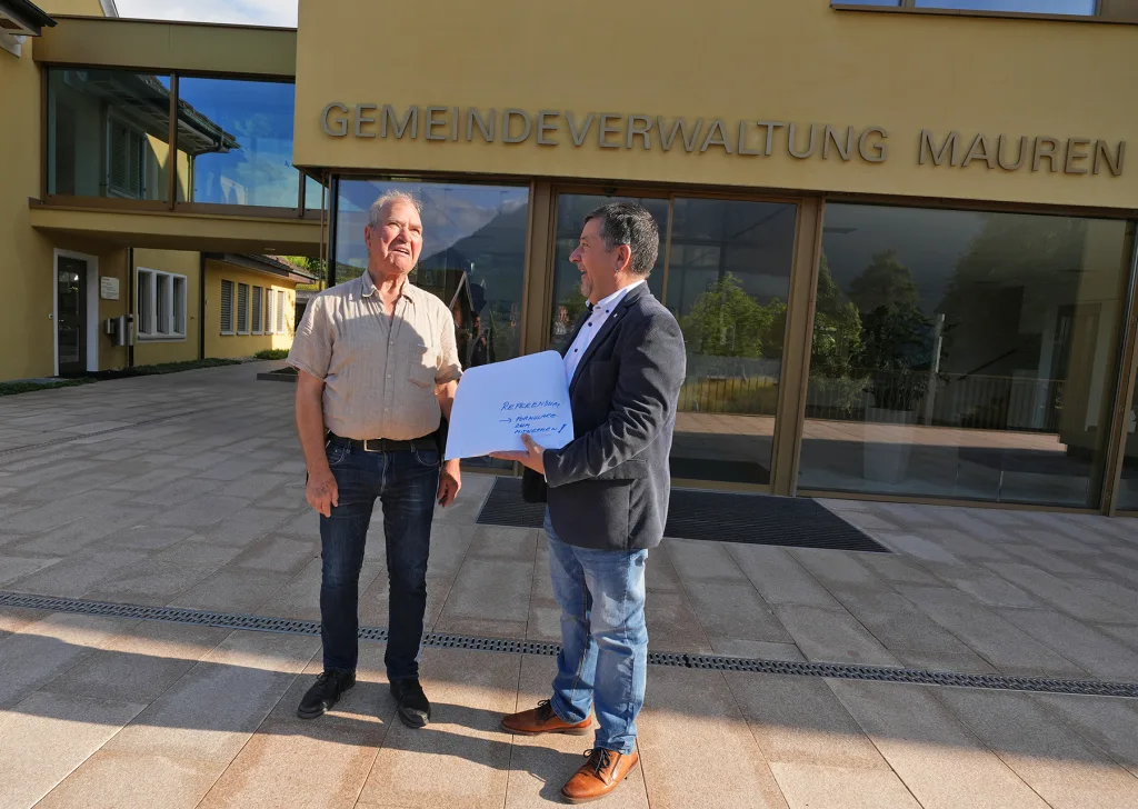 Hermann Matt übergibt Unterschriften an Vorsteher Peter Frick