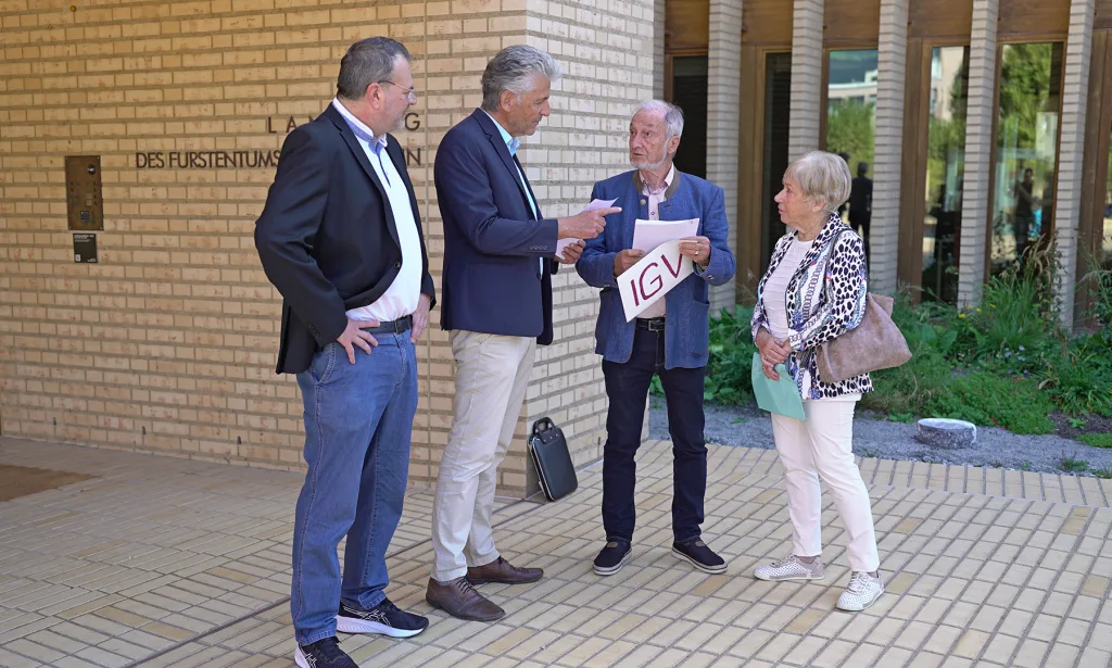 Jochen Hadermann übergibt Petition an den Landtag