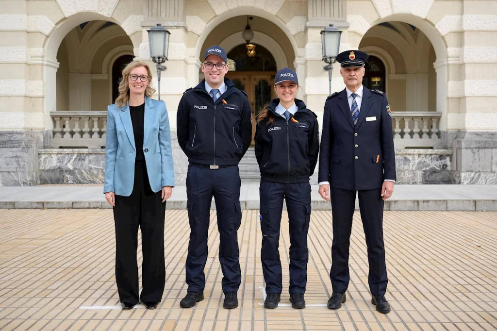Regierungschef-Stellvertreterin Sabine Monauni, die neuen Korpsmitglieder Sandro Sprenger und Jessica Ritter sowie Polizeichef Jules Hoch.