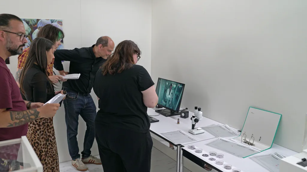 Journalisten probieren den Escape Room aus