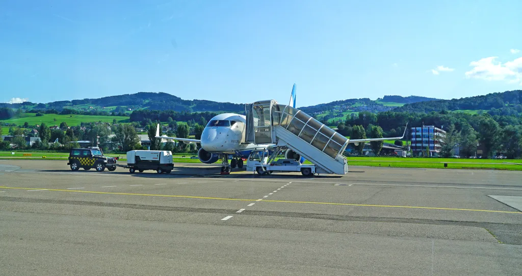 Embraer "Laura" der Peoples Airline