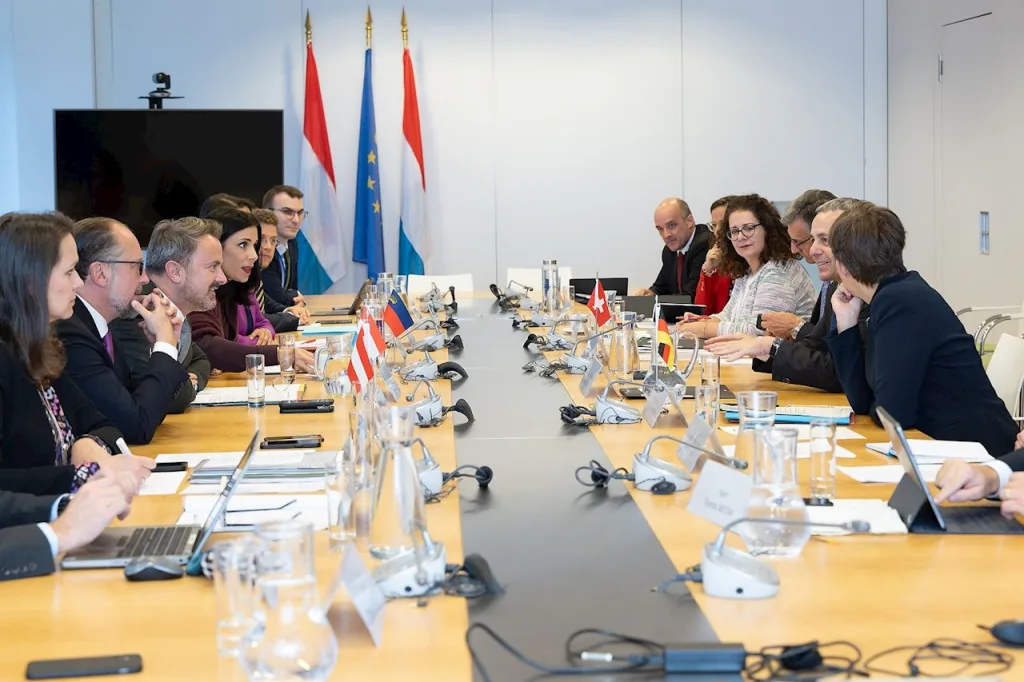 Arbeitsgespräch beim diesjährigen Treffen der Aussenminister der deutschsprachigen Länder in Luxemburg.