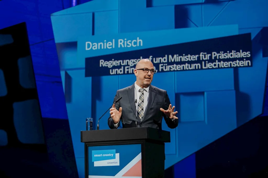 Regierungschef Daniel Risch spricht an der Smart Country Convention in Berlin