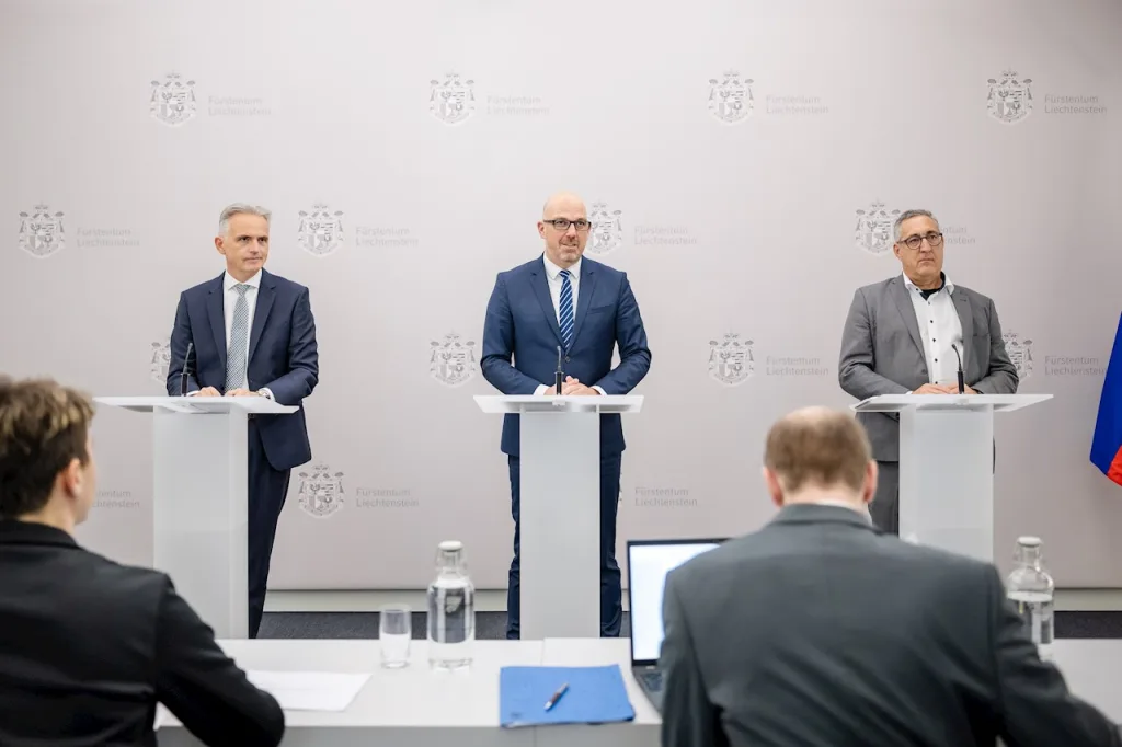 Bernhard Büchel, Leiter Steuerverwaltung, Regierungschef Daniel Risch und Martin Matt, Leiter Amt für Informatik informierten über neue Dienste und Möglichkeiten im Bereich der Digitalisierung.