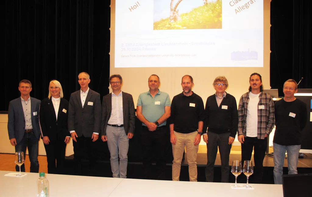 Vortragende des 22. ERFA in Triesen; v.l.n.r.: Dominik Schädler (Reech AG), Daniela Erne-Beck (Gemeindevorsteherin Triesen), Jürg Senn (Energiefachstelle FL), Michael Casutt (AEV), Toni Gassner (Gemeinde Triesenberg), Gerwin Frick (Lenum AG), Reto Frei (Regionalleitung Energiestadt Ostschweiz), Loris Vogt (Gemeinderat Schaan), Martin Laukas (Gemeinde Vaduz)