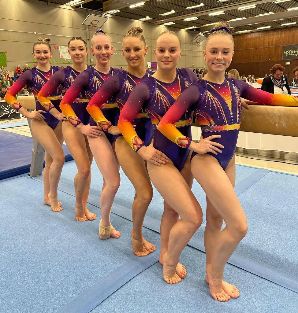 Turn Team Kiehm Group Lüneburg mit Julia Weissenhofer (hinten li)