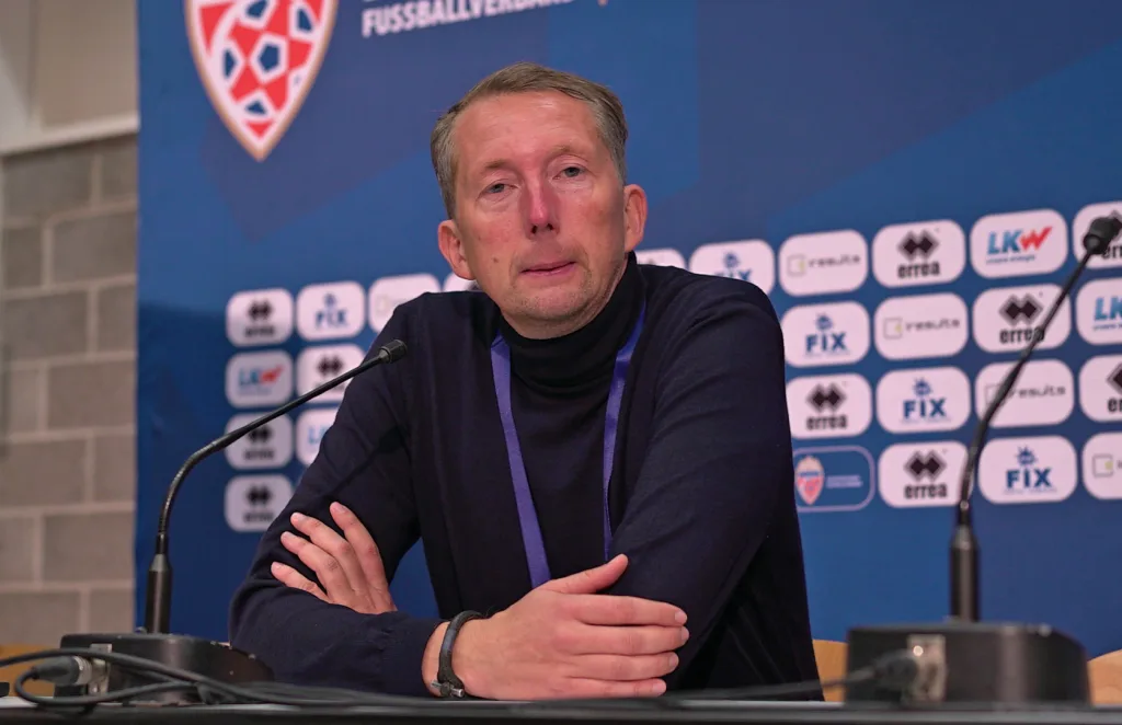 Konrad Fünfstück bei der Pressekonferenz nach dem Freundschaftsspiel Liechtenstein - Hong Kong