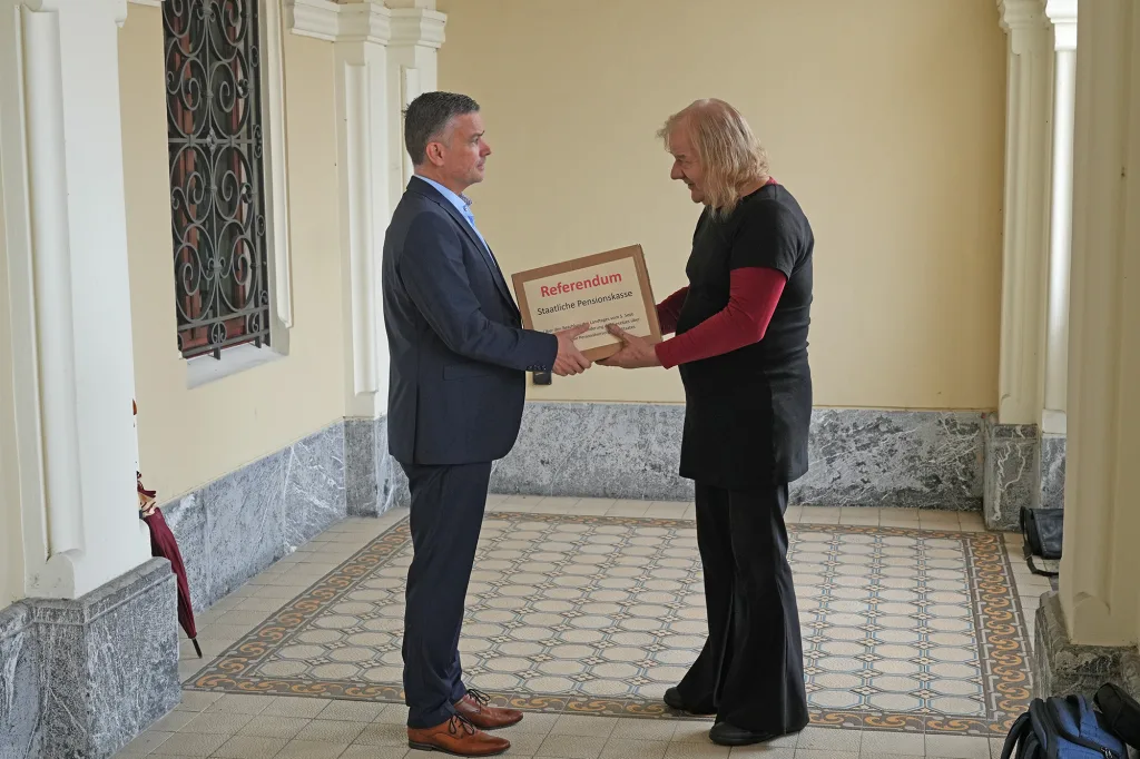 Herbert Elkuch übergibt Unterschriften