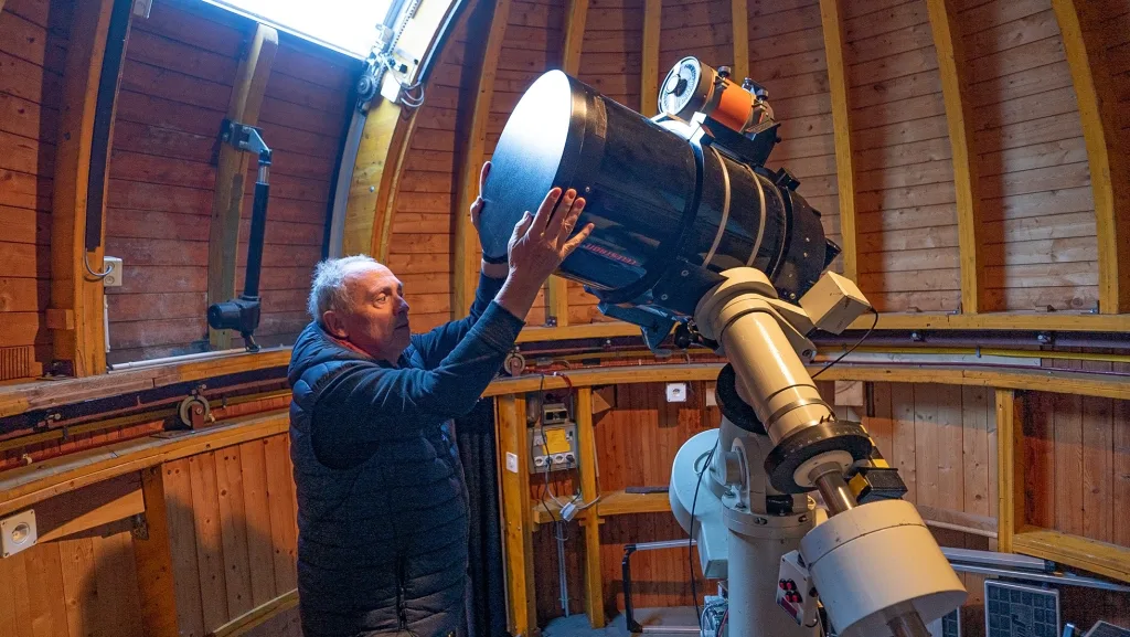 Peter Kaiser in der Sternwarte Schaan