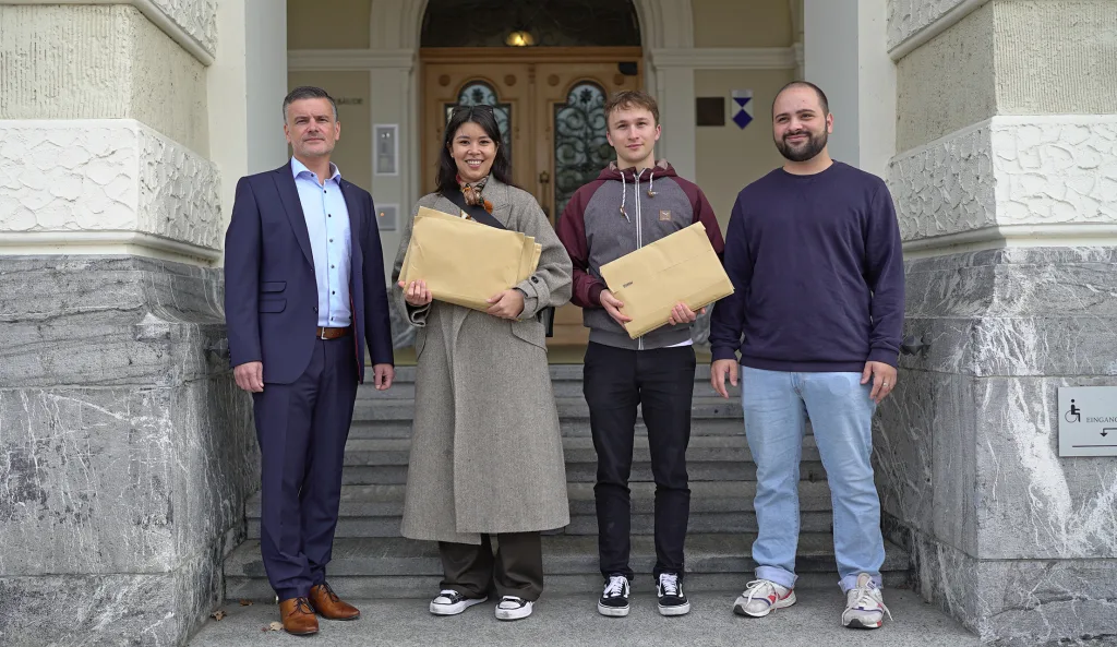 Unterschriftenübergabe Prämieninitiative