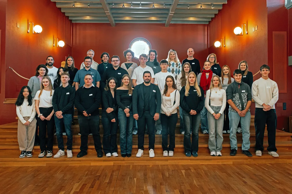 Die Jungbürgerinnen und Jungbürger der Gemeinde Vaduz mit Bürgermeister Florian Meier, dem Gemeinderat und Mitgliedern der Jugendkommission