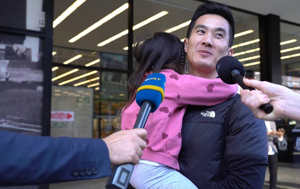 Ein Wähler, der gerade abgestimmt hat