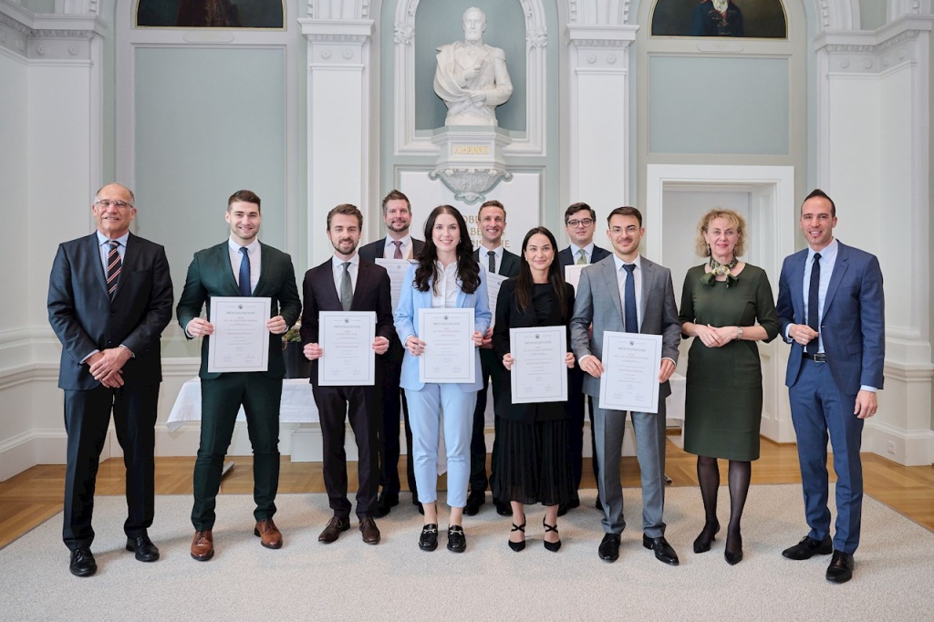 Absolventinnen und Absolventen der Rechtsanwaltsprüfung erhalten Diplome