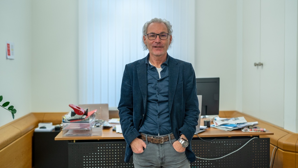 Roland Moser in seinem Büro im Regierungsgebäude