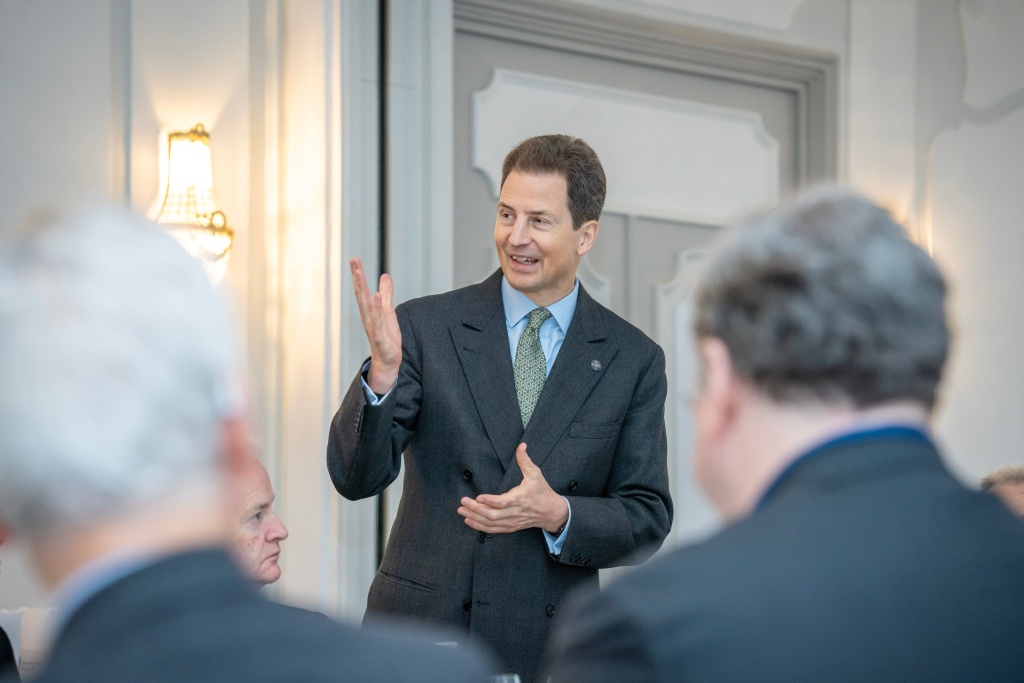 S.D. Erbprinz Alois von und zu Liechtenstein spricht vor von der Human Technology Foundation geladenen Gäste.