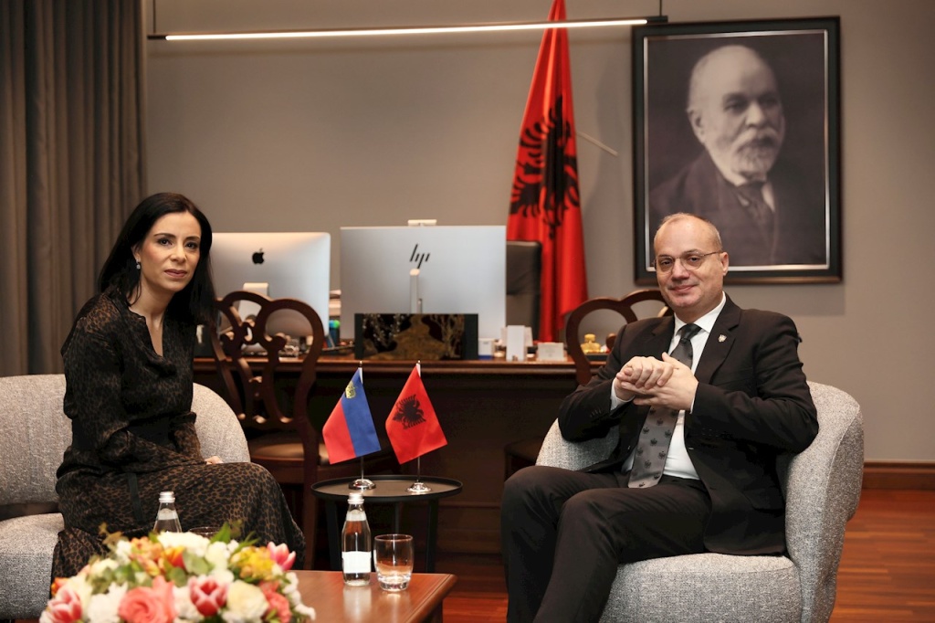 Regierungsrätin Dominique Hasler im Gespräch mit Igli Hasani, Minister für Europa und Äussere Angelegenheiten der Republik Albanien.