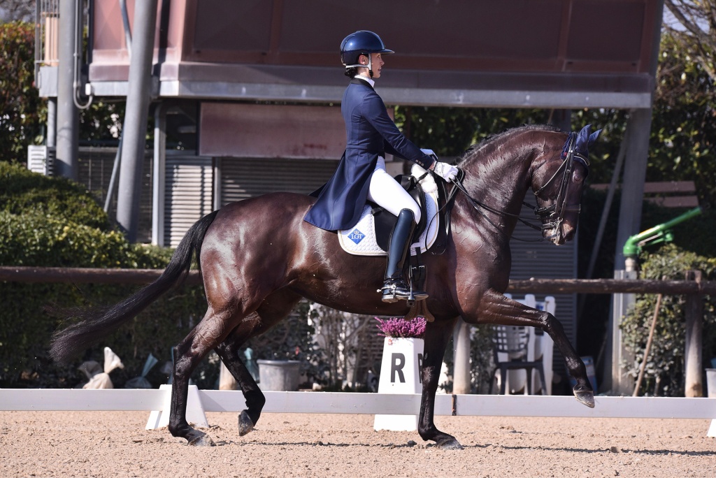 Die Schaaner Dressurreiterin Léonie Guerra mit ihrer elfjährigen Stute Galina anlässlich des internationalen Wettkampfes in Giovanni in Marignano bei Rimini (It).