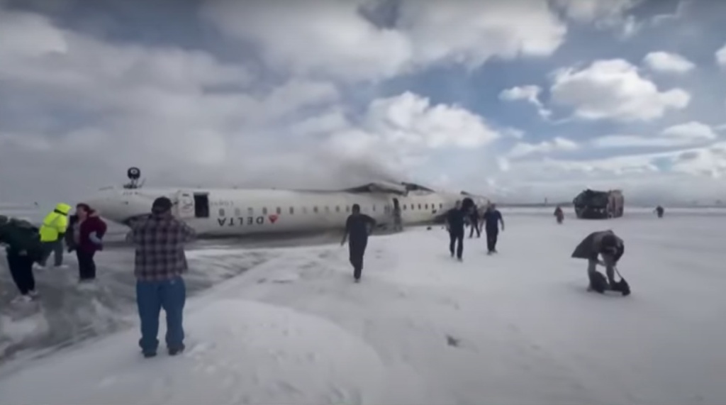 CRJ 900 der Delta Airlines in Toronto überschlagen