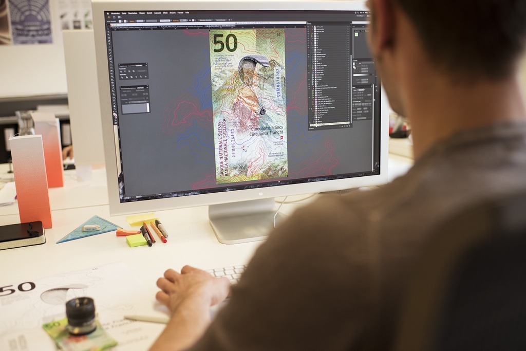 Grafiker bei der Arbeit, RS 50er-Note auf dem Bildschirm