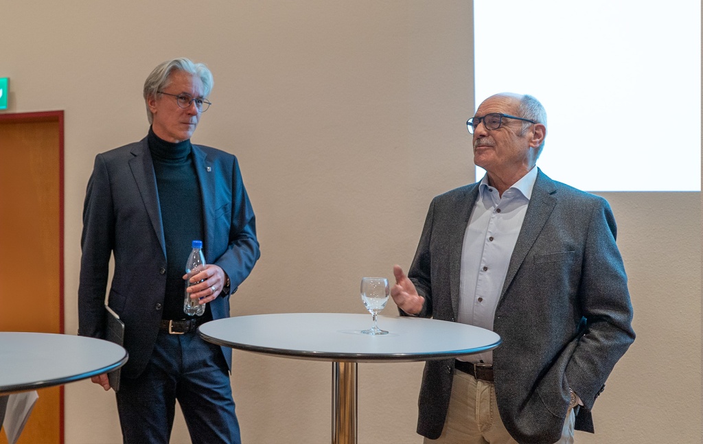 Vorsteher Karl Malin in der Diskussion mit Walter Vogt