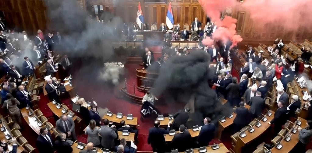 Rauchgranaten im Serbischen Parlament