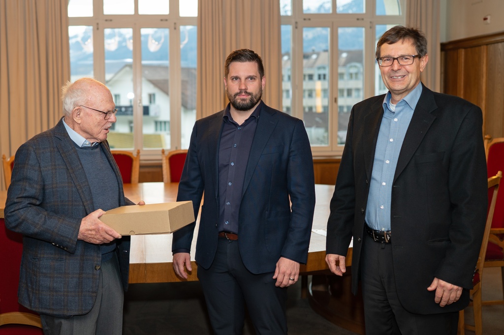 Gert Risch und Karlheinz Ospelt übergeben 534 Unterschriften an Bürgermeister Florian Meier